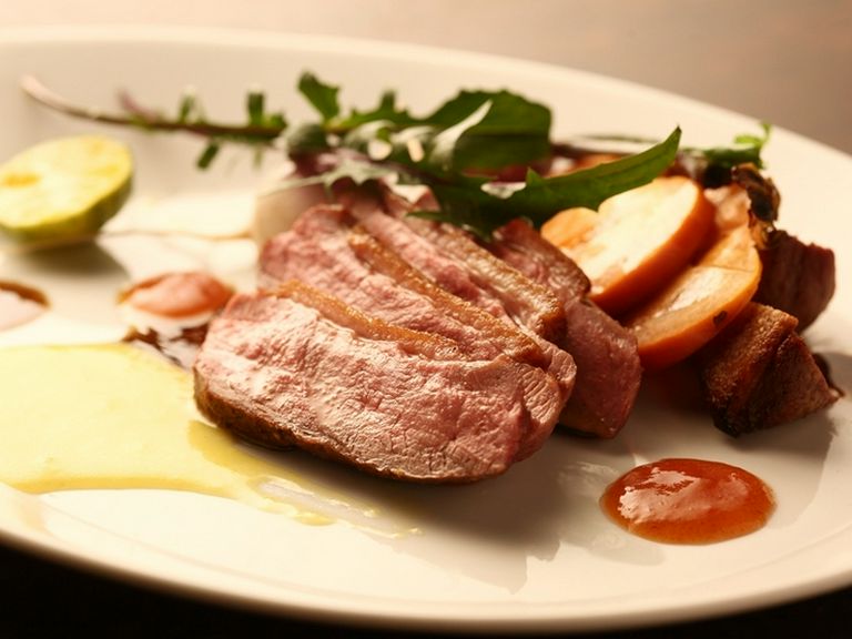 フランス産鴨胸肉のロティール バルサミコとシークヮーサーのマーマレードのソース