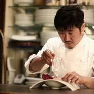 足を運んでいただいたお客様に、ただ単に食べるだけでなく、食事すること自体を良い時間として楽しんでほしい。お客様がパートナーと会話を楽しみ、そこに食事を添えられるような空間作りに力を入れています。