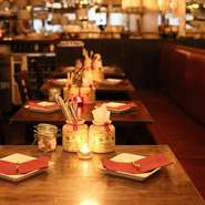 内装は、ヨーロッパのレトロな雰囲気を大切にしているので、極端にキレイ過ぎず入りやすいのが魅力。それでも、食事は本格的なフレンチなので、お店全体を通してフランスにいるかのような非日常を感じられます。