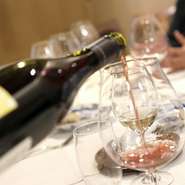 ソムリエの資格を持つシェフとサービスマンが、料理とワインの組み合わせを提案してくれるペアリングワインがおすすめ。「料理1つ1つに合うワインがあります」とシェフ。イタリア他、多数取り揃えています。