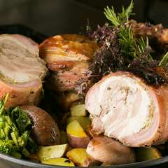 乳飲み子豚をまるまる一頭使った『イタリア仔豚ボルケッタ』