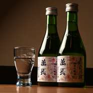 【萬長】のお料理に合う日本酒を各種取り揃えています。特に、京都銘酒の伏見のオリジナルの冷酒や、洛中佐々木酒造の清酒ははおすすめです。