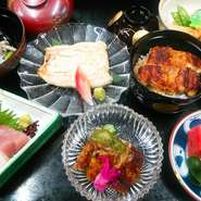 自慢の江戸焼き鰻をメインにした会席コース
うざく（鰻の酢の物）、お刺身、白焼き鰻、季節の煮物、ミニうな丼、吸物、デザートのコース料理です。