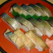 京都名物鯖寿司は当店では創業以来守り続けた手法で調理してます。日本近海の塩鯖と寿司ご飯、白板昆布が絶妙のバランスです。（一本　2人前分）