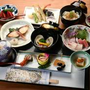 京都名産の生麩やゆば、その季節の旬の食材を使用したお料理を楽しめます。季節の先附、旬のお刺身、焼き物、煮物、蒸し物、油物、吸物、ご飯物、デザートを一皿づつ心ゆくまで味わっていただけます。