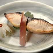 生麩やゆばなどの京都名産の食材を使ったお料理をご提供させていただいております。春は筍、夏の鱧、秋の松茸、蟹、冬は鰤や蕪など、京都のその時期おいしい食材を市場で厳選して仕入れています。