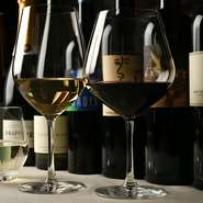 【イル チリエージョ】が厳選したこだわりのワインセレクション。イタリア産、フランス産、日本ワインなどの銘柄が揃っています。その日のおすすめをアドバイスしてもらいましょう。