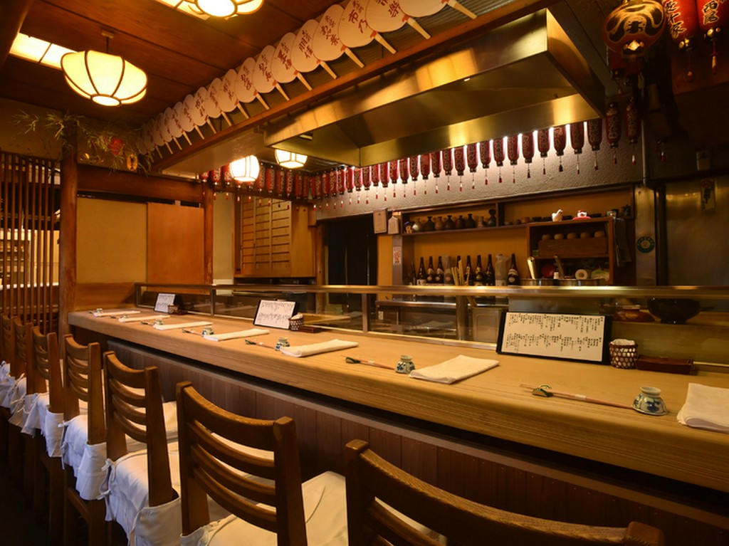 創業から大切に手入れされてきた、檜の一枚板カウンター