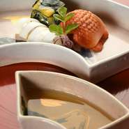 食材だけでなく、毎月変わる器も愉しみの一つ。おそろいの富士が描かれた大小の器でいただく、細やかな手が施された赤貝の酢の物。