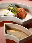 食材だけでなく、毎月変わる器も愉しみの一つ。おそろいの富士が描かれた大小の器でいただく、細やかな手が施された赤貝の酢の物。