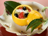 和歌山の三宝柑を器にした季節感あふれるデザートです。三宝柑の果汁を蜂蜜などとゼリーにし苺や黒豆をアクセントに。季節のフルーツや、くずもち、餡菓子などコースの〆に愉しみな逸品です。