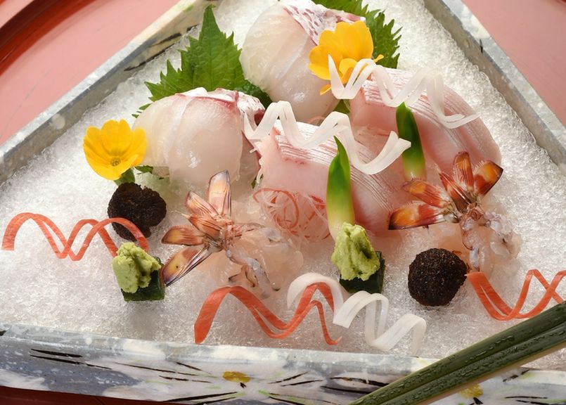 雪のイメージで氷の上に盛られた『お刺身』