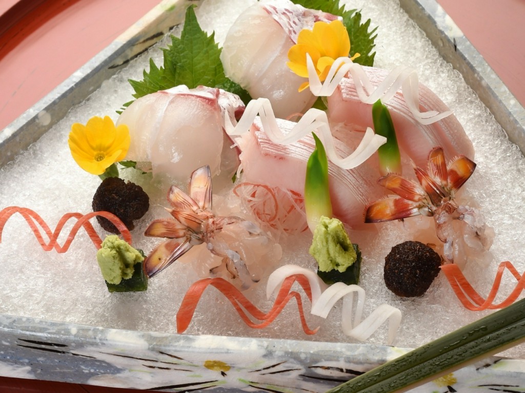雪のイメージで氷の上に盛られた『お刺身』