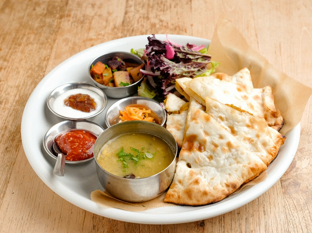 インド風の具材をナンに挟んで！『マサラクルチャプレート』