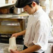 厨房から積極的に出て、お客さまとコミュニケーションを取るように心がけています。またお衛生面には最大限に気を付け、常に気持ちよくお食事を楽しめるように気を配っています。