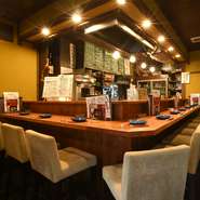 最大１０名様までご利用頂けるカウンター。dinnerは喫煙可能