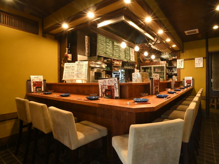 和と洋がマッチした、つい腰を据えたくなる店内