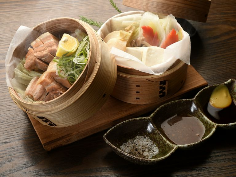 京都産の野菜とともに蒸し上げた絶品の『とれたて野菜のせいろ（塩豚or季節のお魚）』