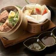 豚肉や季節のお魚を蒸した柔らかく旨味あふれる一皿。カブラ、白菜、金時人参などの新鮮な野菜は全て、地元京都上賀茂産。蒸すことで、甘みが増していきます。
