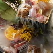 中央市場を通さないで丹後から直送される天然魚のお造り。ハマチ、鯛、スズキなど、約4種が美しく盛られています。
（1人前：600円～）