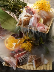 豪快で美しく表現される『お造り盛合せ』