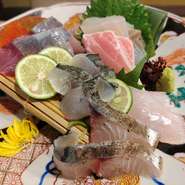 丹後直送天然魚お刺身！
rojiの超人気メニュー！お台所rojiと言えば！
お刺身です!ご来店の際は是非お召し上がり下さい!一人前からご注文頂けます！