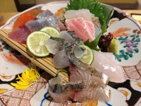 丹後直送天然魚お刺身！
rojiの超人気メニュー！お台所rojiと言えば！
お刺身です!ご来店の際は是非お召し上がり下さい!一人前からご注文頂けます！