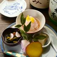 柚子胡椒で炒めた大根の菜っ葉や、千枚漬けなど、贅沢にも5種の先付けが楽しめる。豆乳スープなどの椀物もセット。ヒトサラからご予約の場合、お先付け5種盛りを7種へ！