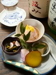 柚子胡椒で炒めた大根の菜っ葉や、千枚漬けなど、贅沢にも5種の先付けが楽しめる。豆乳スープなどの椀物もセット。ヒトサラからご予約の場合、お先付け5種盛りを7種へ!