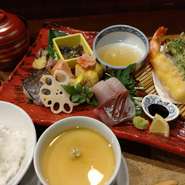 ■旬菜おばんざい盛り合わせプレート

■roji特製茶碗蒸し

■ご飯、おみそ汁、香物

※＋600円で牛ステーキをお付けできます！