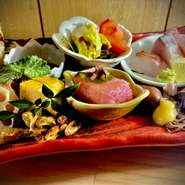 季節ごとに変わる食材や人気の一品等を厳選してお作りいたします。ゆったりとした時間を過ごして頂き お腹いっぱい食べてご満足頂けるよう心掛けお客様をお迎え致します！

