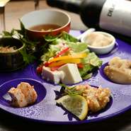 お昼からrojiのオトクなお一人様プレート
天然魚お刺身に揚げ物！サラダ おばんざい盛り合わせ等が入ったオトクなプレートです。
昼飲みに是非お召し上がり下さいませ！
※飲み放題（1800円90分）は併用不可です。　