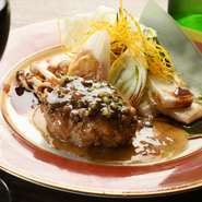 京都産の黒毛和牛でつくるハンバーグは粗目のひき肉使用で食感が抜群。ナイフを入れると肉汁があふれます。