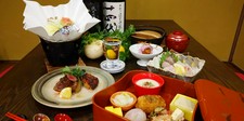 デザート付き
ディナーの【roji】一番人気『天然魚コース』を、お昼に是非御賞味くださいませ。
