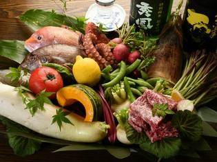 地元食材を蒸し、焼きと多彩に提供