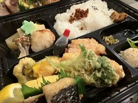人気の蓮根の揚げまんじゅうをはじめ、季節のコロッケ、だし巻き、唐揚げなど品数もボリューム満点、お店の味をそのまま詰め込みました。冷めても美味しいお弁当です。