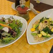 季節に合わせた旬の無農薬野菜たっぷりのイタリア料理をお召し上がりいただけます。スーパーフードをプラスしてさらに栄養価アップ！自己免疫力を高めましょう🎵