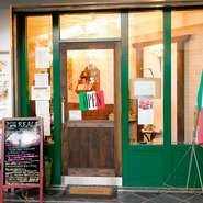 緑と赤を基調としたインテリアが目を引く店内。一歩足を踏み入れると、イタリアに来たかのような雰囲気を味わえます。日本にいながらにして、気軽に本場の味を堪能できます。