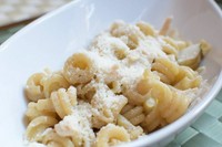 羊のチーズと黒コショウ、蕎麦の実のシンプルなソース
