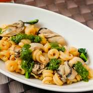 無農薬野菜のサラダ・本日の手打ちパスタ（黒板メニュー3種類からお選びください）・自家製天然酵母の全粒粉パン（おかわりできます）・水素還元水付き　
＋２5０円でデザート又はソフトドリンクをつけられます。