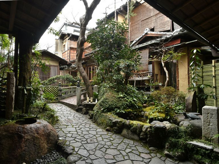 数寄屋造りの空間の中、日本庭園を臨みながらお食事が楽しめる