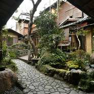 大小10部屋を擁する和室はすべての部屋が庭に面しており、見事な日本庭園を臨みながらお食事を楽しむことができます。贅を尽くした数寄屋造りの空間の中で、ゆったりと時間を過ごしてみてはいかがでしょうか。
