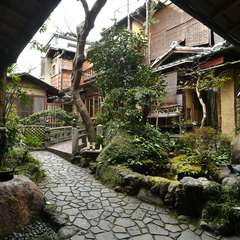 数寄屋造りの空間の中、日本庭園を臨みながらお食事が楽しめる