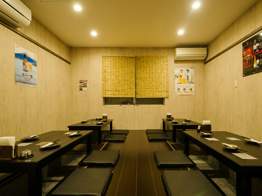 個室は最大18名まで利用可能。予算に応じたメニューで対応