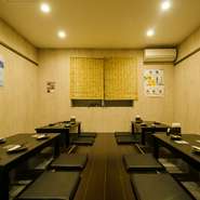 広々とした個室は気兼ねなく過ごせる落ち着いた空間。予算に応じて、3000円からメニューの相談もできます。美味しい地元の料理と地酒で特別な時間を過ごしたい、そんな要望に応えてくれます。まずはご相談を。