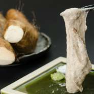 柳井産の粘りの強い自然薯を使用した『すりおろしなまとろろ』。シンプルに塩とわさびでいただく、しっかりとした自然薯の旨味を感じられる一品です。