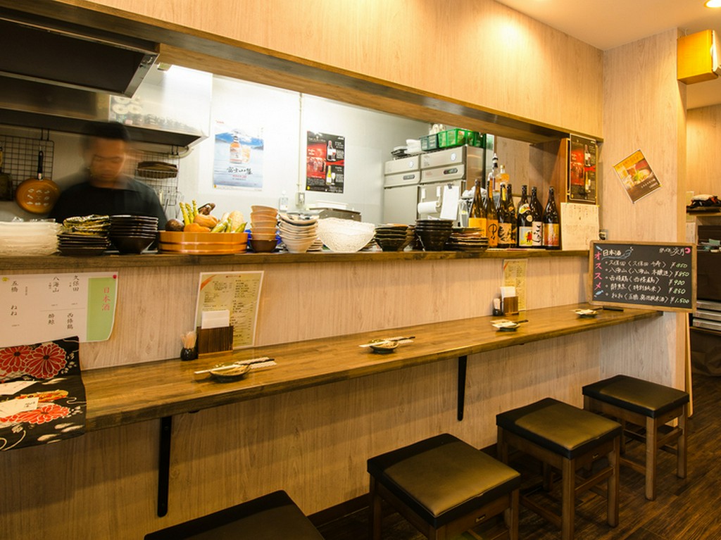 デートにもおすすめのカウンター席では料理人との会話も楽しめる