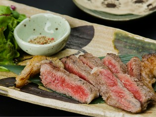キメの細かな霜降りがもたらす柔らかな脂の美味しさを楽しめる
