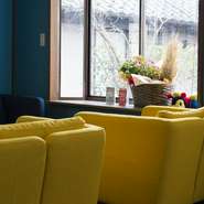 やわらかな光が降り注ぐ明るいソファー席は、のんびりとお茶やお食事を楽しみたい方にぴったりです。Free Wi-fiもあり、湯布院観光の情報収集にも便利。疲れた時に気軽に立ち寄れるお勧めスポットです。