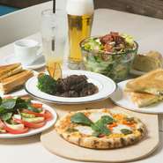 行き交う人々をのんびり眺めながらの昼飲みは最高の贅沢！　【café HIVE】では小、中のグラスで頂ける生ビールのほか、ハチミツのお酒『ミード』や、地ビール『ゆふいん麦酒』も愉しめます。